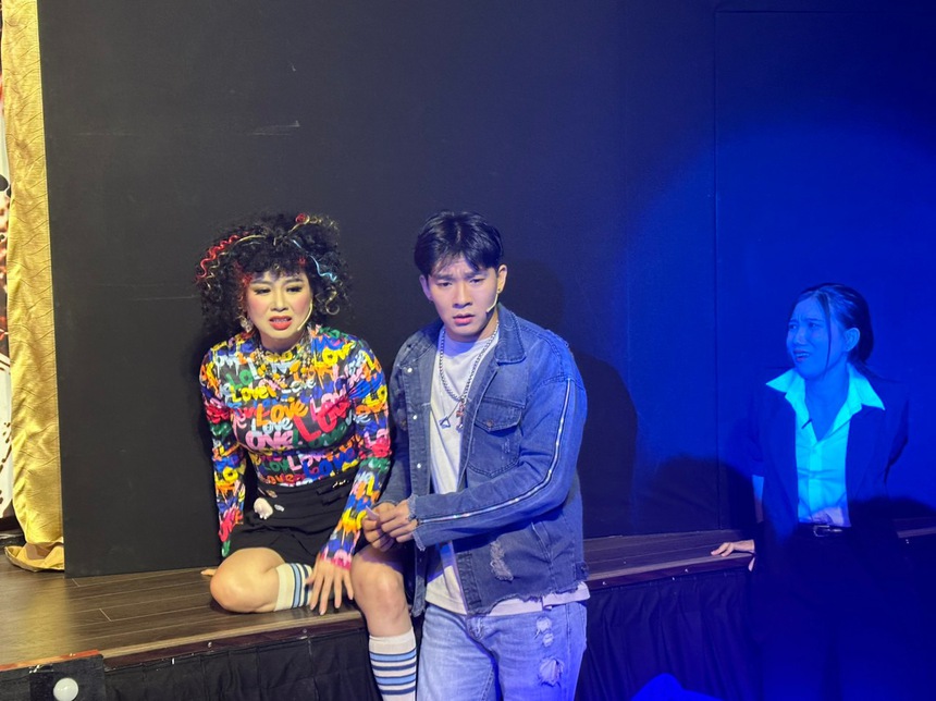 Kịch "Những con ma nhà hát": Một suy ngẫm về thánh đường nghệ thuật - Ảnh 2.