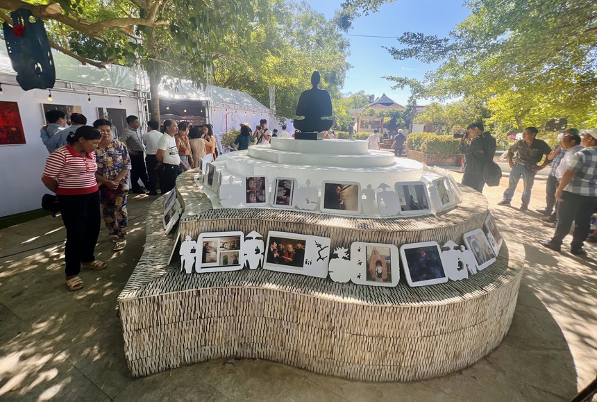 "Khát vọng hòa bình" của danh họa Lê Bá Đảng - Ảnh 1.