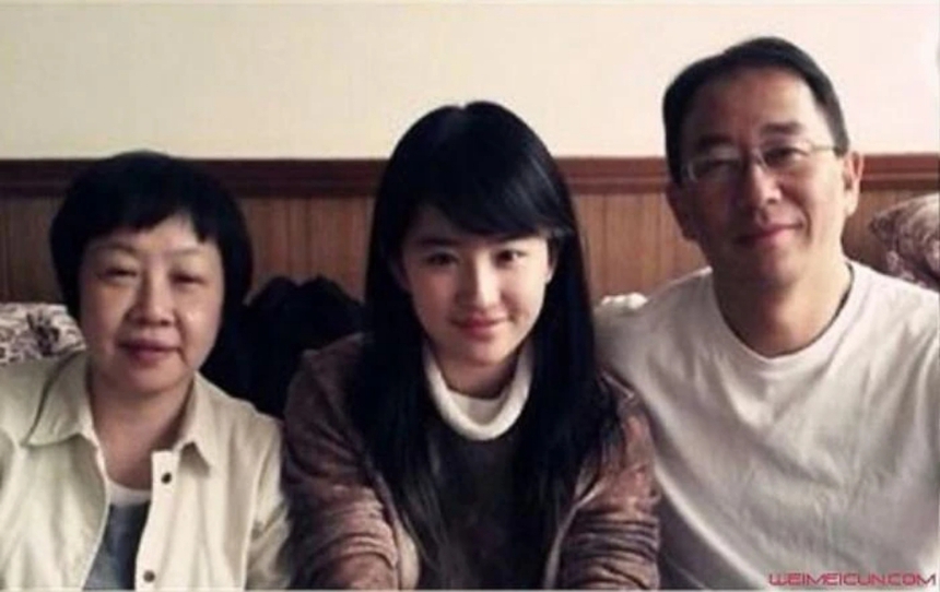 3 người đàn ông quyền lực đằng sau bóng hình nữ hoàng phim ảnh Lưu Diệc Phi - Ảnh 2. 3 người đàn ông quyền lực đằng sau bóng hình nữ hoàng phim ảnh Lưu Diệc Phi - Ảnh 2.