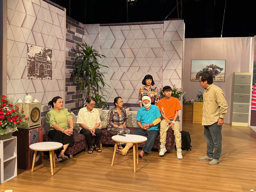 Nghệ sĩ với EURO - Đạo diễn Hoàng Duẩn: "Sân bóng cũng là sân khấu của các cầu thủ" - Ảnh 8. Nghệ sĩ với EURO - Đạo diễn Hoàng Duẩn: "Sân bóng cũng là sân khấu của các cầu thủ" - Ảnh 8.