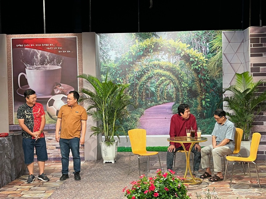 Nghệ sĩ với EURO - Đạo diễn Hoàng Duẩn: "Sân bóng cũng là sân khấu của các cầu thủ" - Ảnh 7. Nghệ sĩ với EURO - Đạo diễn Hoàng Duẩn: "Sân bóng cũng là sân khấu của các cầu thủ" - Ảnh 7.