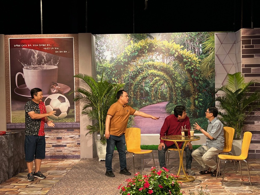 Nghệ sĩ với EURO - Đạo diễn Hoàng Duẩn: "Sân bóng cũng là sân khấu của các cầu thủ" - Ảnh 6. Nghệ sĩ với EURO - Đạo diễn Hoàng Duẩn: "Sân bóng cũng là sân khấu của các cầu thủ" - Ảnh 6.