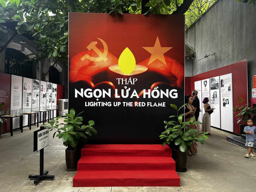 Hỏa Lò "thắp ngọn lửa hồng" đón ngày 27/7 - Ảnh 1.