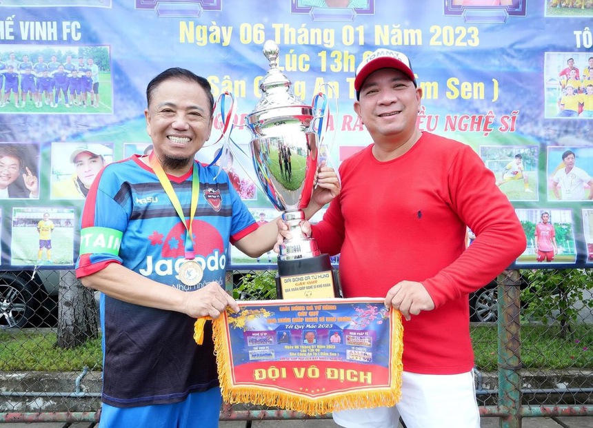 Nghệ sĩ với EURO - Danh hài Hồng Tơ: Biết xem bóng đá một mình và "nói không" với cá độ! - Ảnh 1.