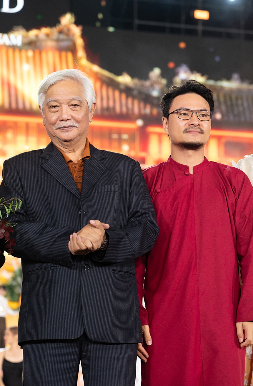 Nhà sử học Dương Trung Quốc: “Cần bảo tồn các trang phục văn hóa dân tộc” - Ảnh 1. Nhà sử học Dương Trung Quốc: “Cần bảo tồn các trang phục văn hóa dân tộc” - Ảnh 1.