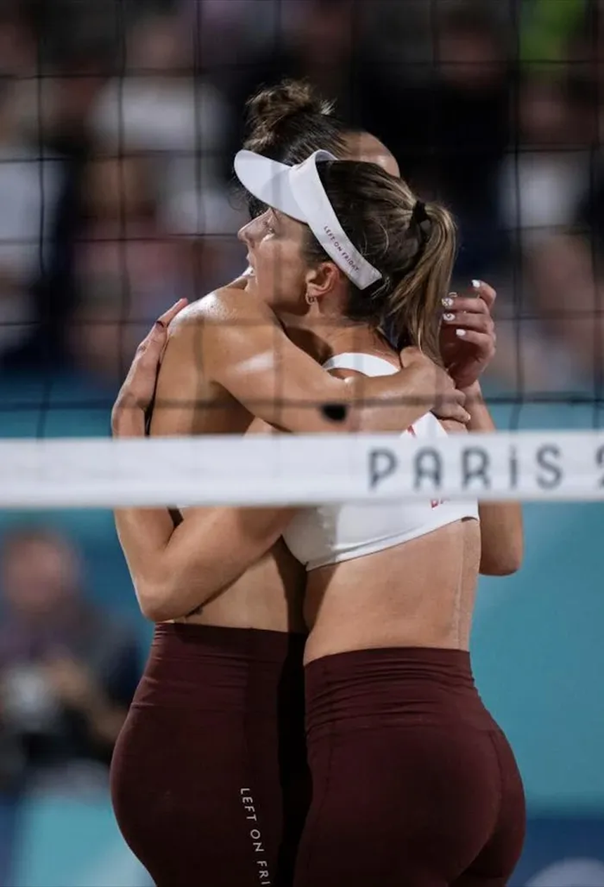 Sau tranh cãi mặc legging thi đấu, VĐV bóng chuyền bãi biển Canada gây sốt khi diện hẳn bikini - Ảnh 3. Sau tranh cãi mặc legging thi đấu, VĐV bóng chuyền bãi biển Canada gây sốt khi diện hẳn bikini - Ảnh 3.