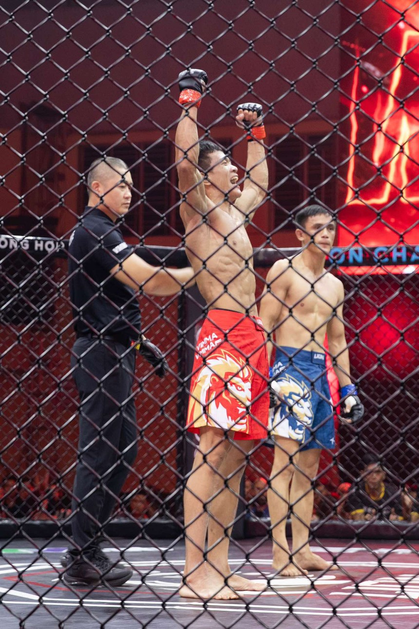 Võ sĩ MMA khiến đối thủ đo sàn sau 1 phút 20 giây - Ảnh 1.