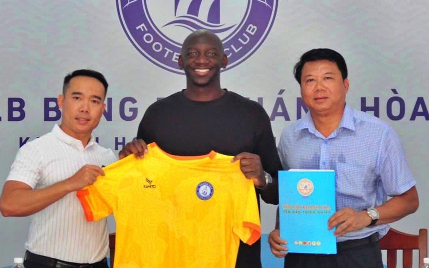 Tin nóng thể thao tối 12/8: CLB Việt Nam lý giải vụ bị cầu thủ kiện lên FIFA, MU sắp có trung vệ 0 đồng - Ảnh 1. Tin nóng thể thao