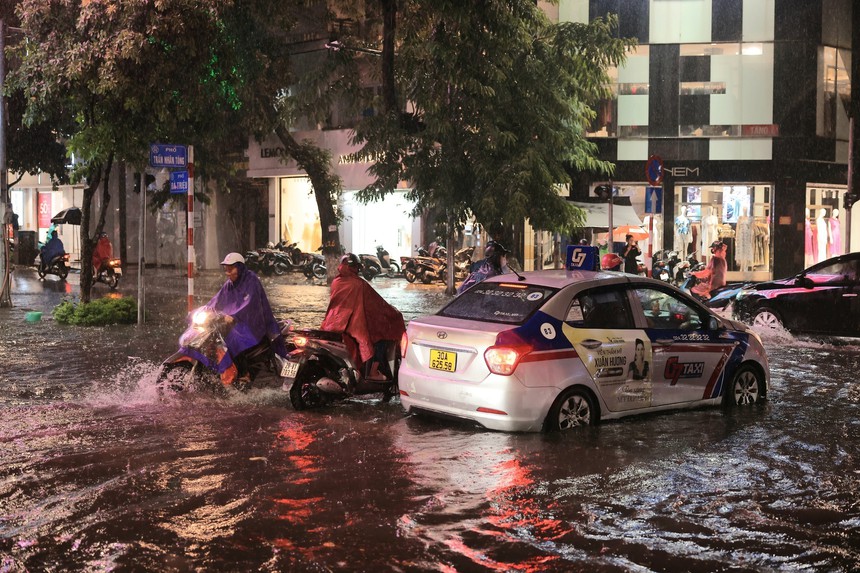 Mưa to gây ngập úng cục bộ nhiều tuyến phố Hà Nội - Ảnh 1.