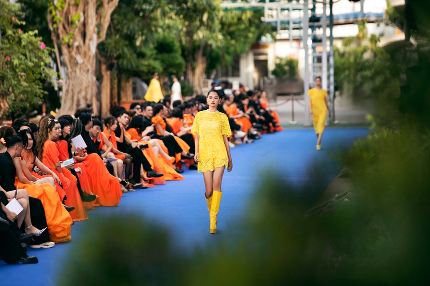 Những con số ấn tượng trong show “Thanh Xuân” của VUNGOC&SON - Ảnh 3. Những con số ấn tượng trong show “Thanh Xuân” của VUNGOC&SON - Ảnh 3.