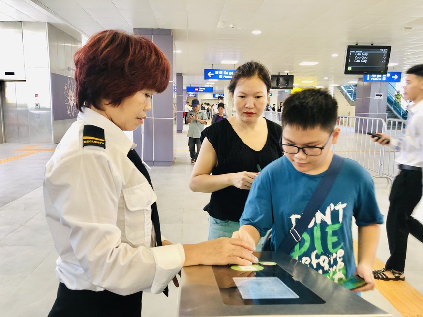 Tuyến đường sắt đô thị Nhổn - ga Hà Nội hút hành khách trẻ - Ảnh 1. Tuyến đường sắt đô thị Nhổn - ga Hà Nội hút hành khách trẻ - Ảnh 1.