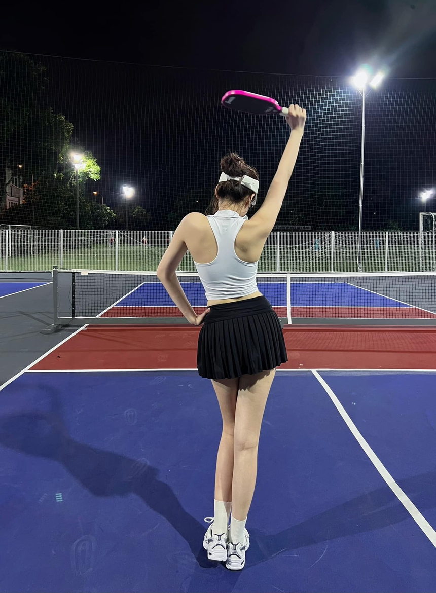 Thời trang xịn sò của Đỗ Thị Hà, Huyền Lizzie, Quỳnh Kool... trên sân tập pickleball - Ảnh 2.