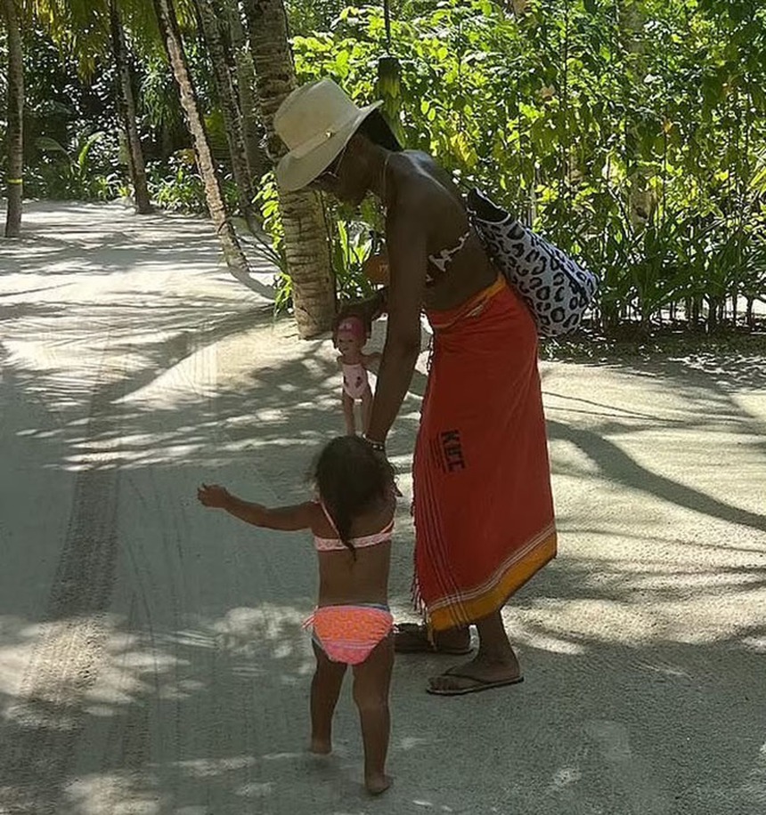 Naomi Campbell: "Niềm vui lớn nhất là chăm con, hạnh phúc khi làm mẹ đơn thân" - Ảnh 4.