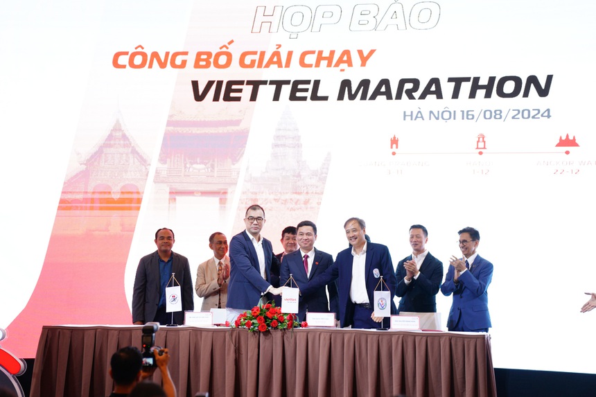 25.000 người tham dự giải chạy Viettel Marathon 2024 - Ảnh 3. 25.000 người tham dự giải chạy Viettel Marathon 2024 - Ảnh 3.