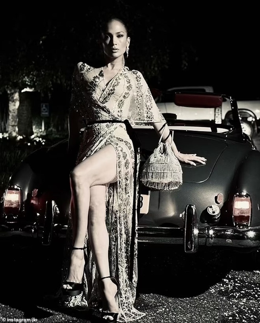 Jennifer Lopez "lờ tịt" Ben Affleck vào sinh nhật của chồng, đăng một loạt ảnh chân dung tuyệt đẹp - Ảnh 2. Jennifer Lopez "lờ tịt" Ben Affleck vào sinh nhật của chồng, đăng một loạt ảnh chân dung tuyệt đẹp - Ảnh 2.