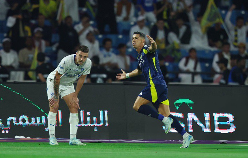 Ronaldo ghi bàn nhưng Al Nassr vẫn 'thảm bại' Al Hilal ở chung kết Siêu cúp Saudi Arabia - Ảnh 1. Ronaldo ghi bàn nhưng Al Nassr vẫn 'thảm bại' Al Hilal ở chung kết Siêu cúp Saudi Arabia - Ảnh 1.