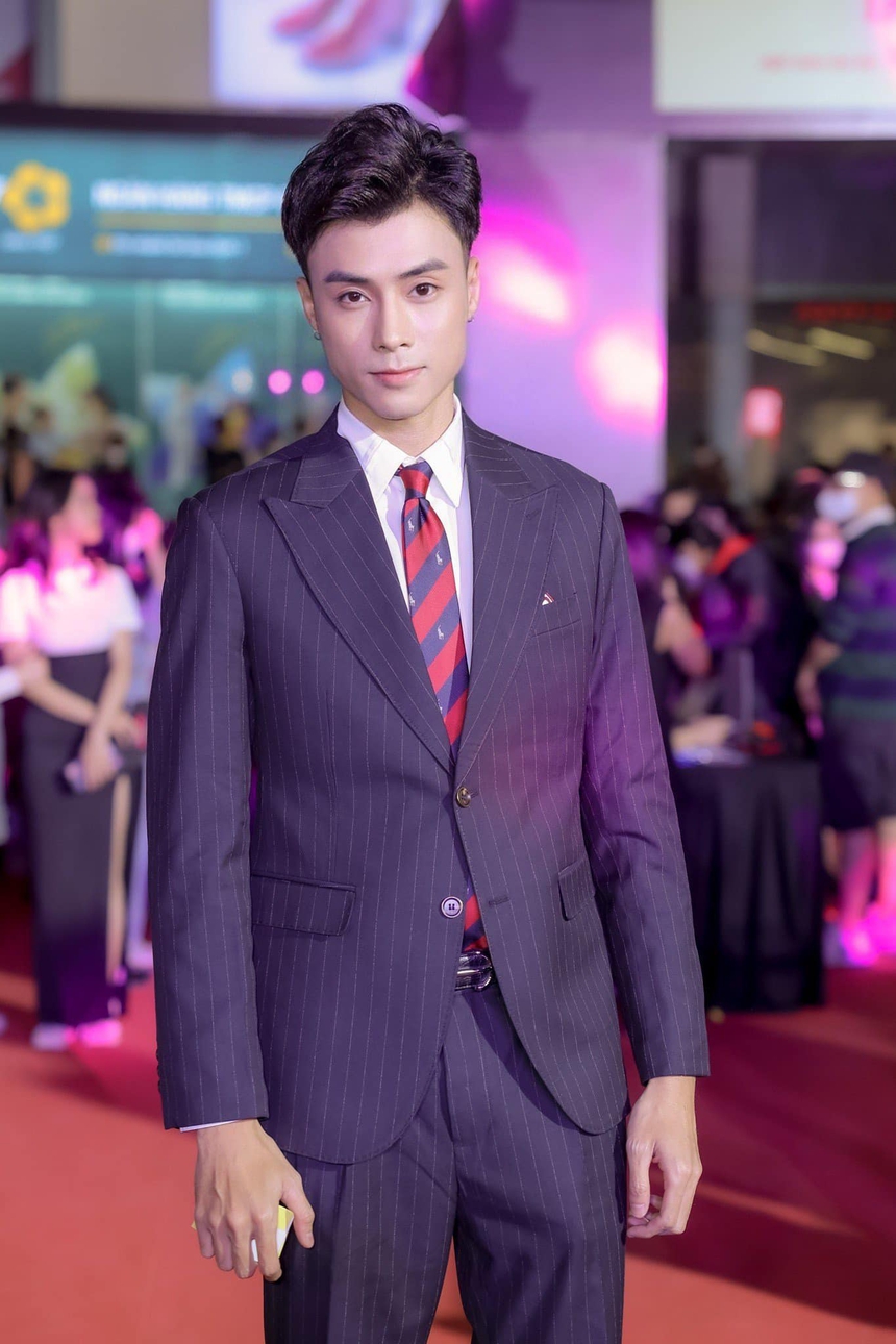 Tình địch nhắn Chải 'Đi giữa trời rực rỡ': 'Không sợ kẻ địch mạnh nhưng lỡ kẻ địch quá mạnh thì sao'? - Ảnh 5. Tình địch nhắn Chải 'Đi giữa trời rực rỡ': 'Không sợ kẻ địch mạnh nhưng lỡ kẻ địch quá mạnh thì sao'? - Ảnh 5.