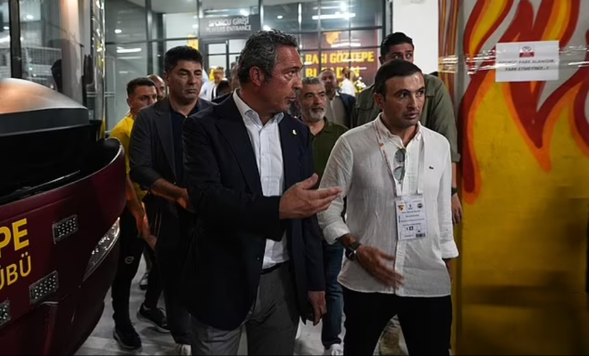 Bạo lực bùng phát, Chủ tịch CLB bóng đá Thổ Nhĩ Kỳ bị fan cuồng tấn công, bị CĐV ném chai vào đầu - Ảnh 1. Bạo lực bùng phát, Chủ tịch CLB bóng đá Thổ Nhĩ Kỳ bị fan cuồng tấn công, bị CĐV ném chai vào đầu - Ảnh 1.