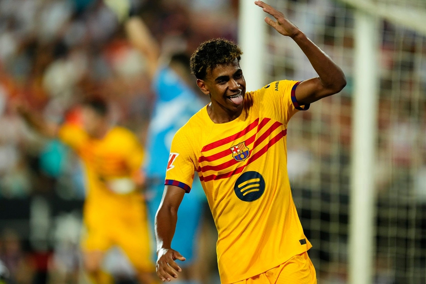 Barca chiến thắng nhờ cái ôm dành cho Lamine Yamal - Ảnh 1. Barca chiến thắng nhờ cái ôm dành cho Lamine Yamal - Ảnh 1.