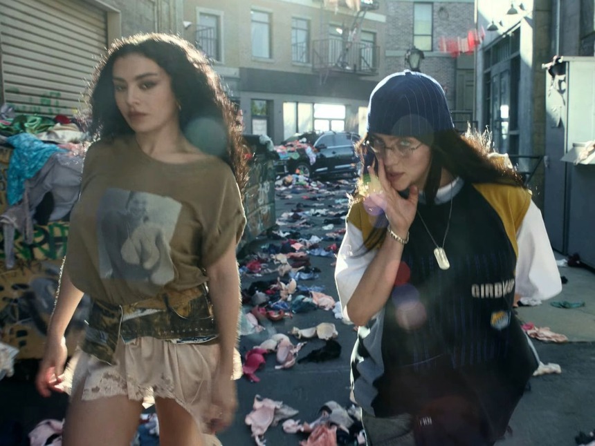 Ca khúc "Guess" của Charli XCX ft. Billie Eilish: "Siêu" kết hợp của 2 siêu sao thời thượng - Ảnh 4. Ca khúc "Guess" của Charli XCX ft. Billie Eilish: "Siêu" kết hợp của 2 siêu sao thời thượng - Ảnh 4.