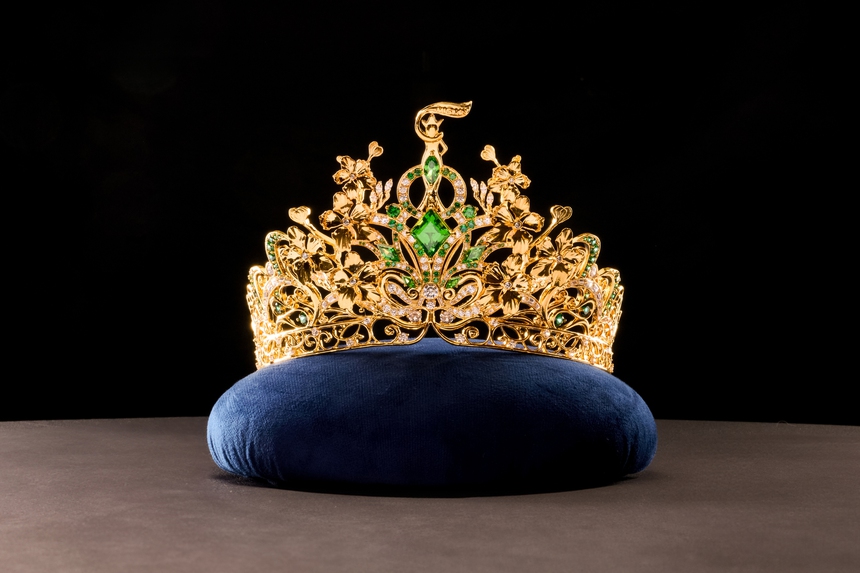 Miss Grand Vietnam 2024 công bố vương miện từ vàng 24K, hơn 1.000 viên đá kim vương và ngọc lục bảo - Ảnh 4. Miss Grand Vietnam 2024 công bố vương miện từ vàng 24K, hơn 1.000 viên đá kim vương và ngọc lục bảo - Ảnh 4.