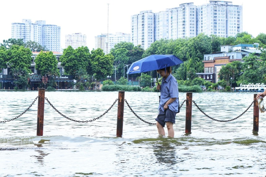 Bắc Bộ và Bắc Trung Bộ mưa dông, cảnh báo ngập lụt - Ảnh 1. Bắc Bộ và Bắc Trung Bộ mưa dông, cảnh báo ngập lụt - Ảnh 1.