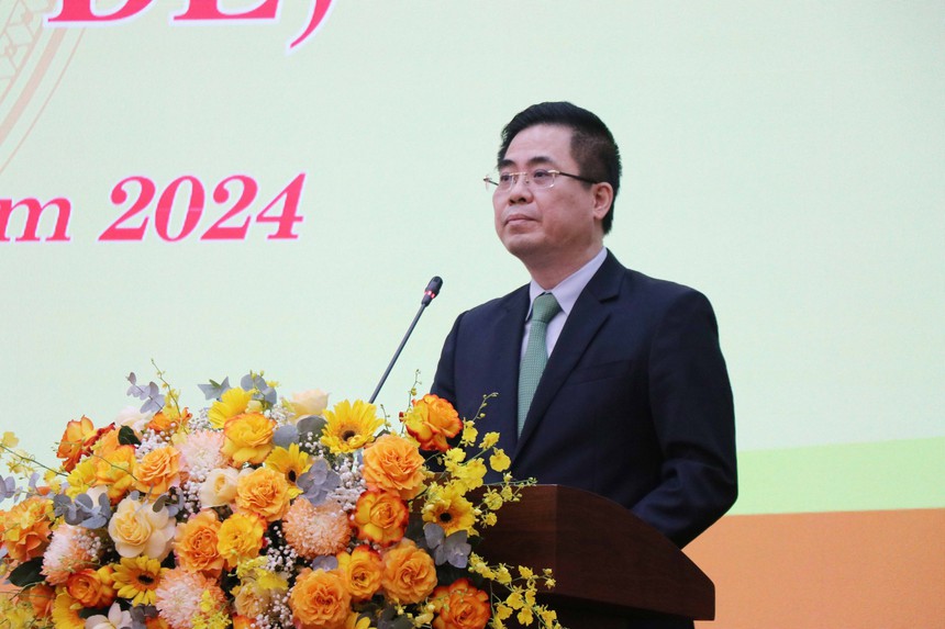 Ông Nguyễn Hoàng Giang được bầu giữ chức Chủ tịch Ủy ban nhân dân tỉnh Quảng Ngai - Ảnh 2. Ông Nguyễn Hoàng Giang được bầu giữ chức Chủ tịch Ủy ban nhân dân tỉnh Quảng Ngai - Ảnh 2.