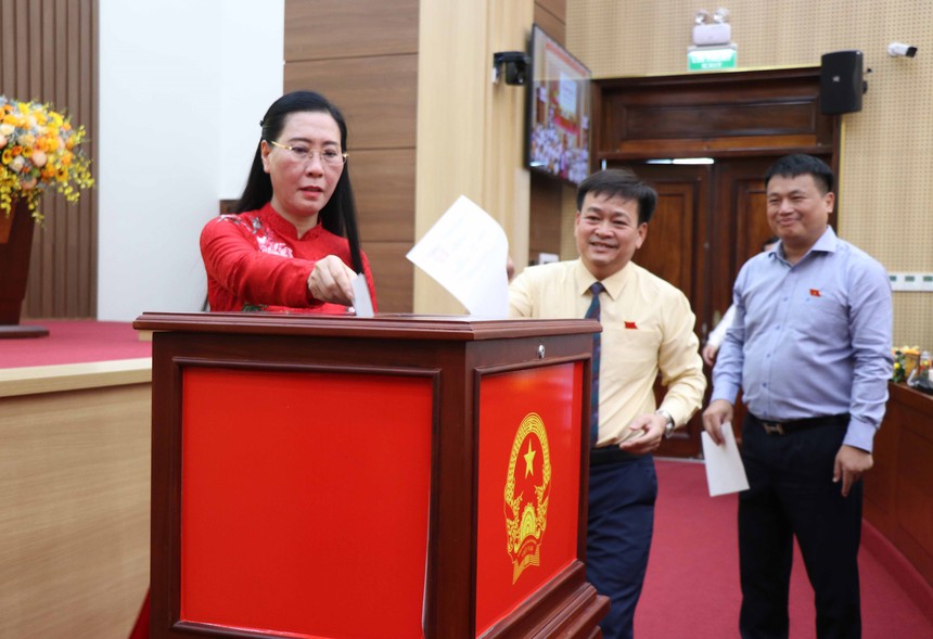 Ông Nguyễn Hoàng Giang được bầu giữ chức Chủ tịch Ủy ban nhân dân tỉnh Quảng Ngai - Ảnh 4. Ông Nguyễn Hoàng Giang được bầu giữ chức Chủ tịch Ủy ban nhân dân tỉnh Quảng Ngai - Ảnh 4.