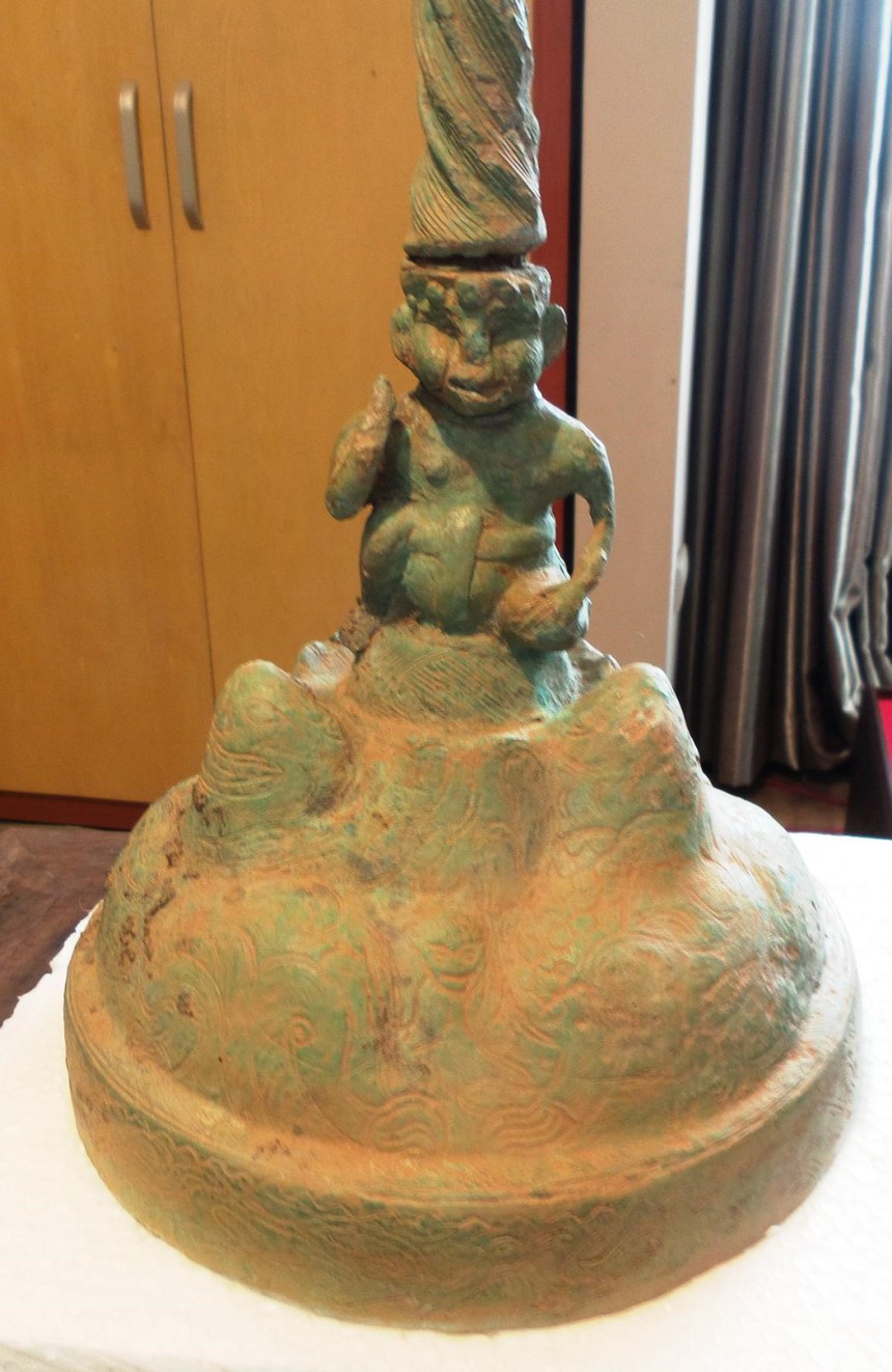 "Tạo sáng" Đông Sơn (kỳ 5): Cận cảnh một cây đèn Đông Sơn quý tộc và thần linh - Ảnh 3. "Tạo sáng" Đông Sơn (kỳ 5): Cận cảnh một cây đèn Đông Sơn quý tộc và thần linh - Ảnh 3.