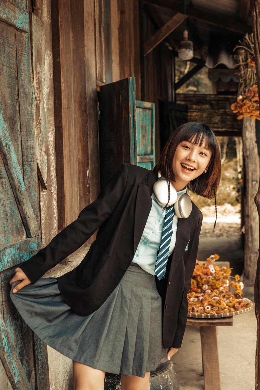 Đóng sinh viên nghèo xa quê trong 'Đi giữa trời rực rỡ', nữ chính nhớ lại thời đi học được một người cực đặc biệt chăm sóc - Ảnh 2. Đóng sinh viên nghèo xa quê trong 'Đi giữa trời rực rỡ', nữ chính nhớ lại thời đi học được một người cực đặc biệt chăm sóc - Ảnh 2.