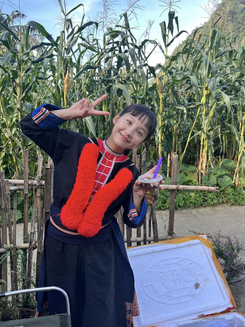 Đóng sinh viên nghèo xa quê trong 'Đi giữa trời rực rỡ', nữ chính nhớ lại thời đi học được một người cực đặc biệt chăm sóc - Ảnh 1. Đóng sinh viên nghèo xa quê trong 'Đi giữa trời rực rỡ', nữ chính nhớ lại thời đi học được một người cực đặc biệt chăm sóc - Ảnh 1.