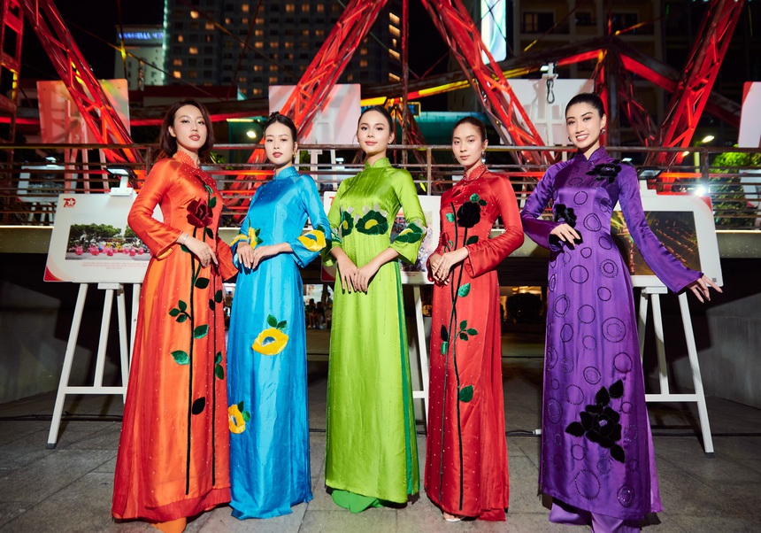 Dấu ấn BST "Sắc Thu Hà Nội" của NTK Đức Hùng trên sân khấu "Những ngày Hà Nội tại Thành phố Hồ Chí Minh" - Ảnh 10. Dấu ấn BST "Sắc Thu Hà Nội" của NTK Đức Hùng trên sân khấu "Những ngày Hà Nội tại Thành phố Hồ Chí Minh" - Ảnh 10.