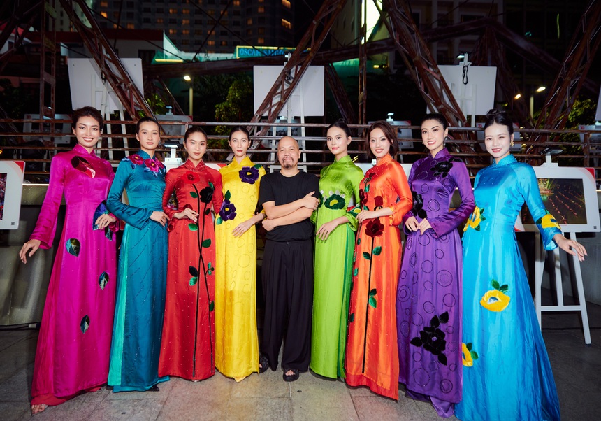 Dấu ấn BST "Sắc Thu Hà Nội" của NTK Đức Hùng trên sân khấu "Những ngày Hà Nội tại Thành phố Hồ Chí Minh" - Ảnh 7. Dấu ấn BST "Sắc Thu Hà Nội" của NTK Đức Hùng trên sân khấu "Những ngày Hà Nội tại Thành phố Hồ Chí Minh" - Ảnh 7.