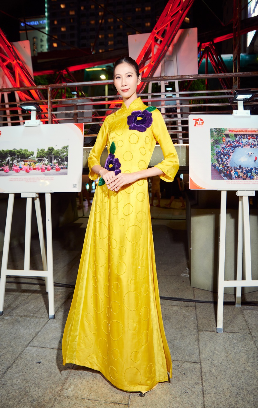 Dấu ấn BST "Sắc Thu Hà Nội" của NTK Đức Hùng trên sân khấu "Những ngày Hà Nội tại Thành phố Hồ Chí Minh" - Ảnh 11. Dấu ấn BST "Sắc Thu Hà Nội" của NTK Đức Hùng trên sân khấu "Những ngày Hà Nội tại Thành phố Hồ Chí Minh" - Ảnh 11.