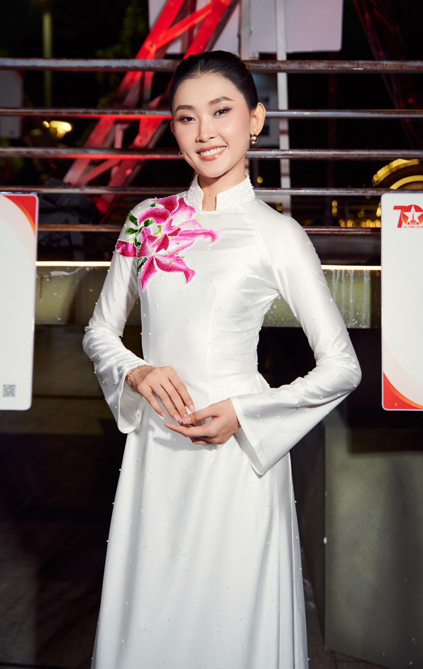 Dấu ấn BST "Sắc Thu Hà Nội" của NTK Đức Hùng trên sân khấu "Những ngày Hà Nội tại Thành phố Hồ Chí Minh" - Ảnh 12. Dấu ấn BST "Sắc Thu Hà Nội" của NTK Đức Hùng trên sân khấu "Những ngày Hà Nội tại Thành phố Hồ Chí Minh" - Ảnh 12.