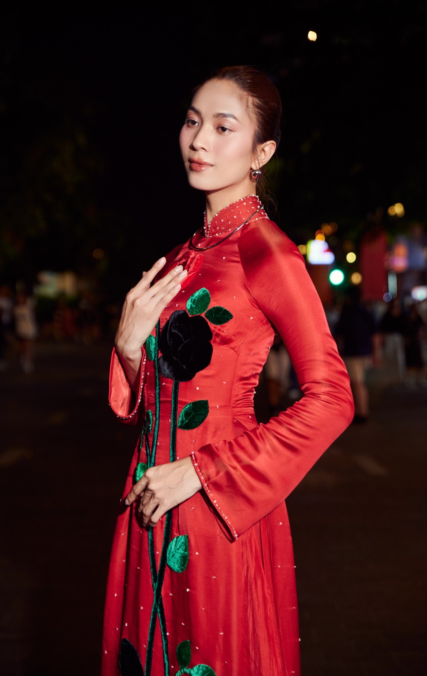 Dấu ấn BST "Sắc Thu Hà Nội" của NTK Đức Hùng trên sân khấu "Những ngày Hà Nội tại Thành phố Hồ Chí Minh" - Ảnh 14. Dấu ấn BST "Sắc Thu Hà Nội" của NTK Đức Hùng trên sân khấu "Những ngày Hà Nội tại Thành phố Hồ Chí Minh" - Ảnh 14.