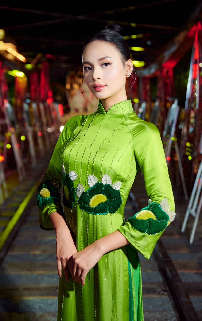 Dấu ấn BST "Sắc Thu Hà Nội" của NTK Đức Hùng trên sân khấu "Những ngày Hà Nội tại Thành phố Hồ Chí Minh" - Ảnh 15. Dấu ấn BST "Sắc Thu Hà Nội" của NTK Đức Hùng trên sân khấu "Những ngày Hà Nội tại Thành phố Hồ Chí Minh" - Ảnh 15.