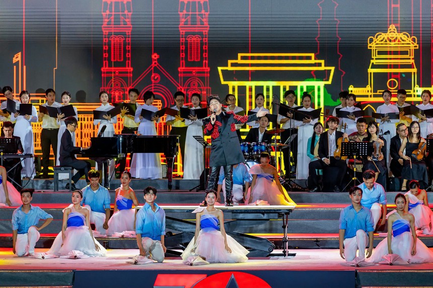 Tổng đạo diễn Phạm Hoàng Giang khắc họa "Dấu son Hà Nội" giữa lòng Thành phố Hồ Chí Minh - Ảnh 2.