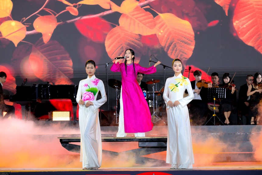 Dấu ấn BST "Sắc Thu Hà Nội" của NTK Đức Hùng trên sân khấu "Những ngày Hà Nội tại Thành phố Hồ Chí Minh" - Ảnh 2. Dấu ấn BST "Sắc Thu Hà Nội" của NTK Đức Hùng trên sân khấu "Những ngày Hà Nội tại Thành phố Hồ Chí Minh" - Ảnh 2.