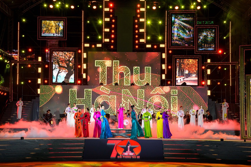 Dấu ấn BST "Sắc Thu Hà Nội" của NTK Đức Hùng trên sân khấu "Những ngày Hà Nội tại Thành phố Hồ Chí Minh" - Ảnh 3. Dấu ấn BST "Sắc Thu Hà Nội" của NTK Đức Hùng trên sân khấu "Những ngày Hà Nội tại Thành phố Hồ Chí Minh" - Ảnh 3.