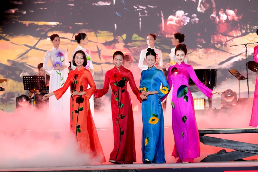 Dấu ấn BST "Sắc Thu Hà Nội" của NTK Đức Hùng trên sân khấu "Những ngày Hà Nội tại Thành phố Hồ Chí Minh" - Ảnh 6. Dấu ấn BST "Sắc Thu Hà Nội" của NTK Đức Hùng trên sân khấu "Những ngày Hà Nội tại Thành phố Hồ Chí Minh" - Ảnh 6.