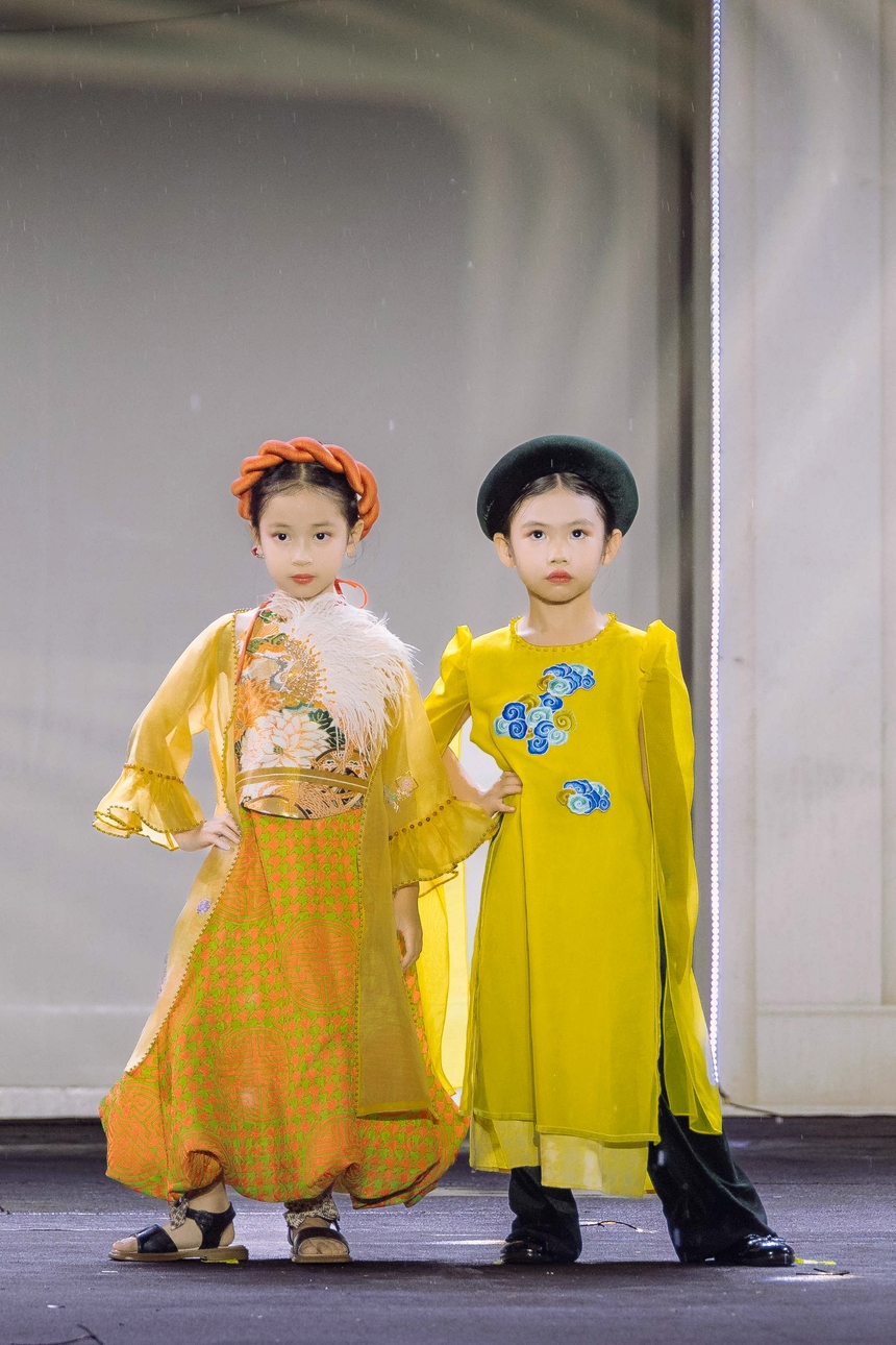 NTK Chế Quyết Tiến giới thiệu BST "Tùng dinh dinh" tại Lễ hội Quà tặng Du lịch Hà Nội - Ảnh 6.