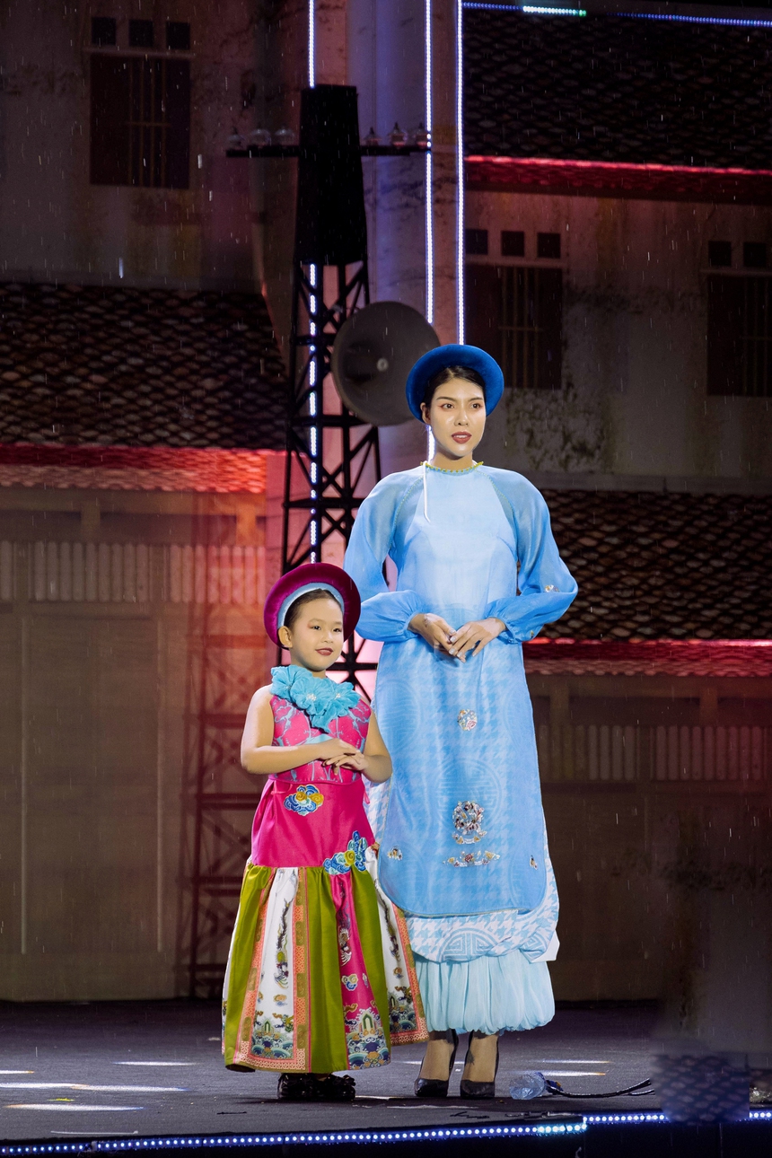 NTK Chế Quyết Tiến giới thiệu BST "Tùng dinh dinh" tại Lễ hội Quà tặng Du lịch Hà Nội - Ảnh 7.