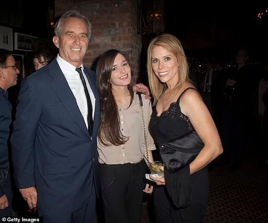 Ben Affleck đã đi chơi với con gái của RFK Jr. là Kick Kennedy trong bối cảnh Jennifer Lopez đâm đơn ly dị - Ảnh 5. Ben Affleck đã đi chơi với con gái của RFK Jr. là Kick Kennedy trong bối cảnh Jennifer Lopez đâm đơn ly dị - Ảnh 5.