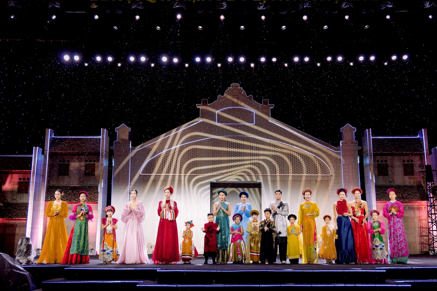 NTK Chế Quyết Tiến giới thiệu BST "Tùng dinh dinh" tại Lễ hội Quà tặng Du lịch Hà Nội - Ảnh 1.