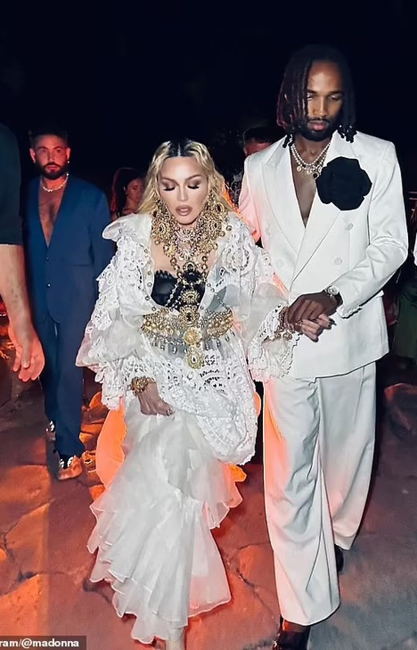 Bạn bè phát mệt với những mối tình quá lệch tuổi của Madonna - Ảnh 1. Bạn bè phát mệt với những mối tình quá lệch tuổi của Madonna - Ảnh 1.