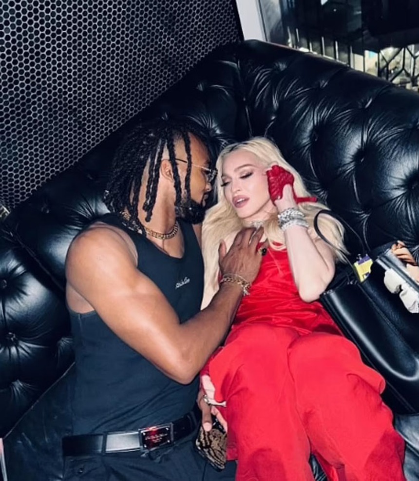 Bạn bè phát mệt với những mối tình quá lệch tuổi của Madonna - Ảnh 2. Bạn bè phát mệt với những mối tình quá lệch tuổi của Madonna - Ảnh 2.