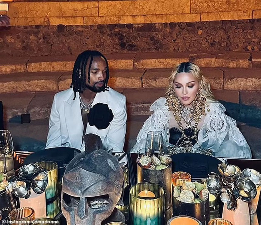 Bạn bè phát mệt với những mối tình quá lệch tuổi của Madonna - Ảnh 3. Bạn bè phát mệt với những mối tình quá lệch tuổi của Madonna - Ảnh 3.