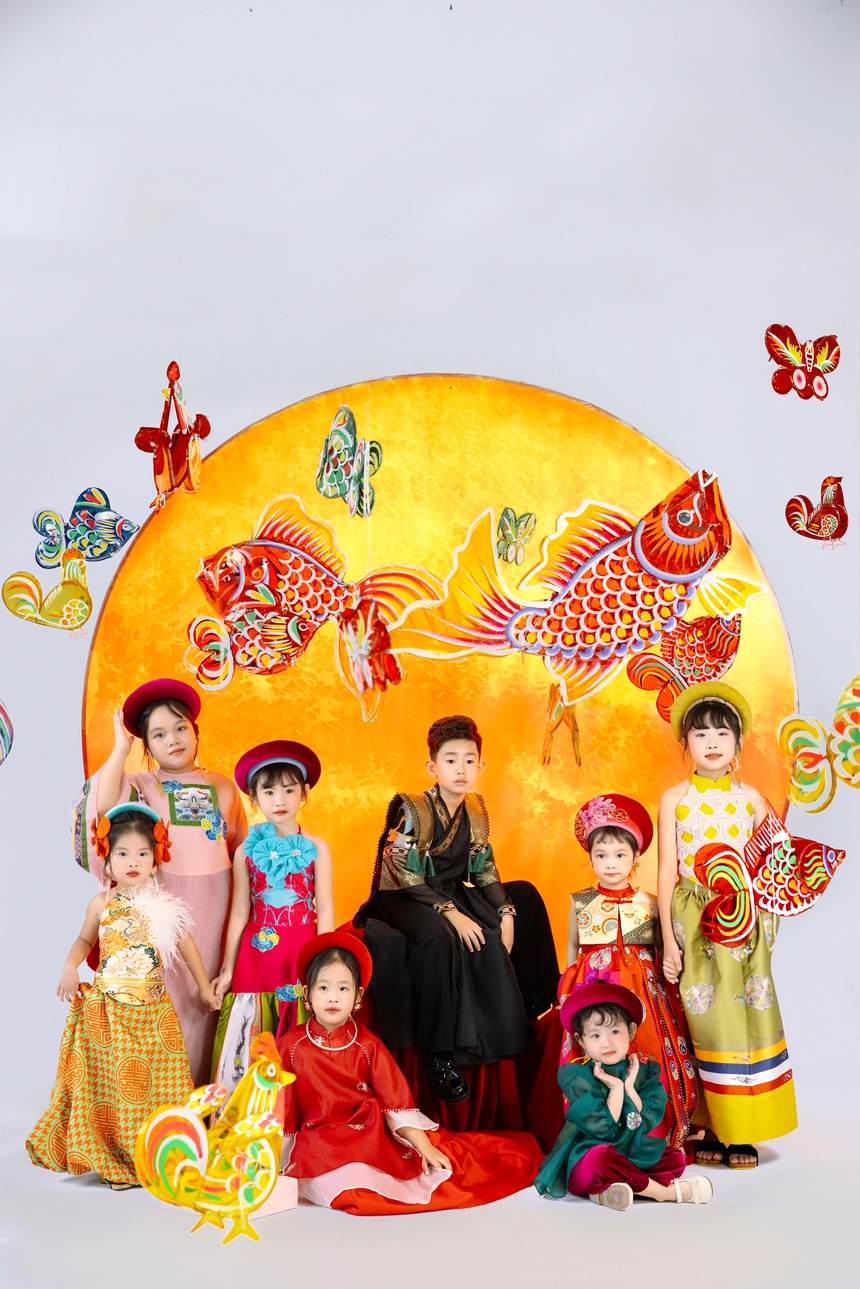 NTK Chế Quyết Tiến giới thiệu BST "Tùng dinh dinh" tại Lễ hội Quà tặng Du lịch Hà Nội - Ảnh 2.