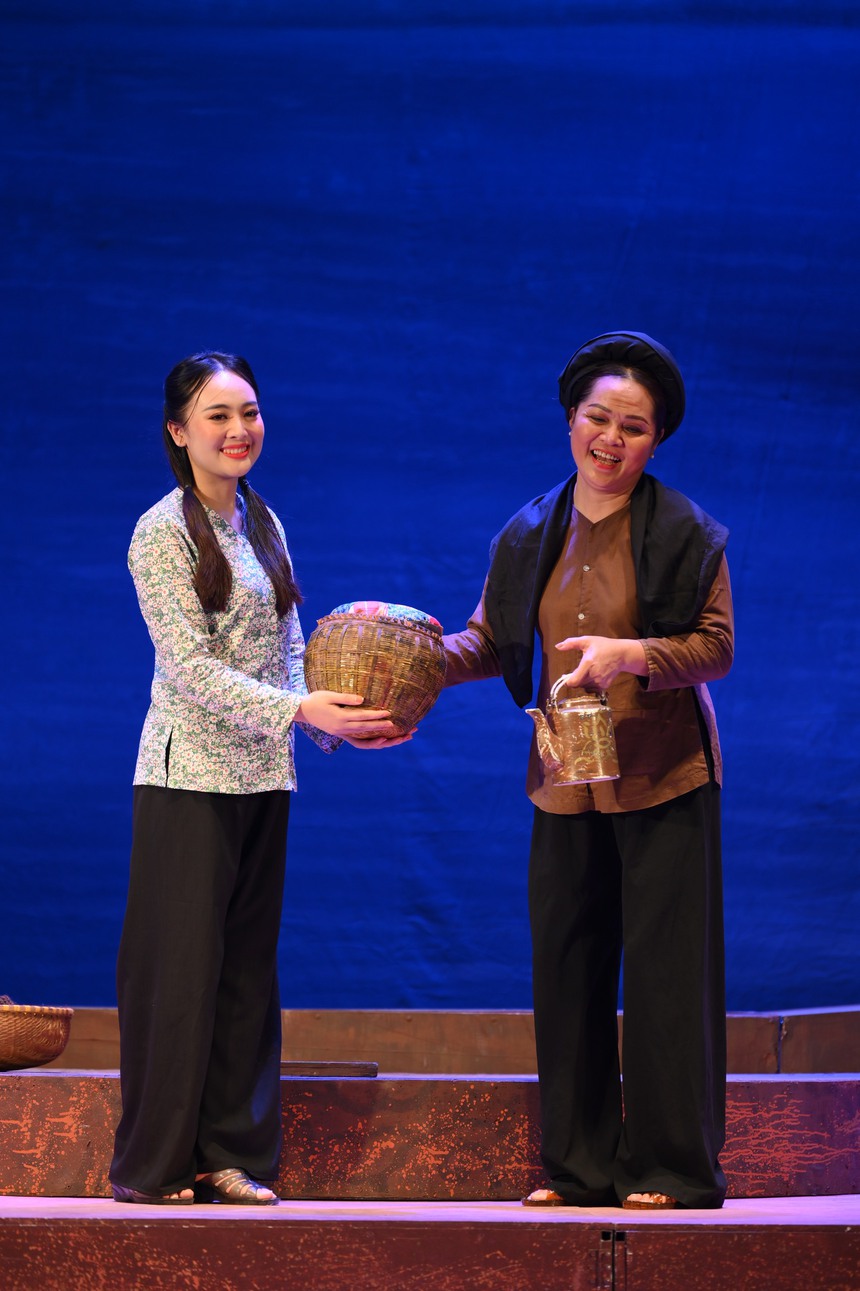 Nhà hát Chèo Hà Nội dàn dựng vở diễn mới chào mừng ngày Giải phóng Thủ đô - Ảnh 4. Nhà hát Chèo Hà Nội dàn dựng vở diễn mới chào mừng ngày Giải phóng Thủ đô - Ảnh 4.